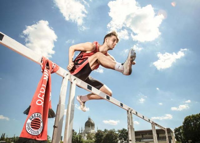 Sportler beim Hürdenlauf Sonne energisch Energie Sportfotografie Werbefotografie Dresden Ostra Gehege