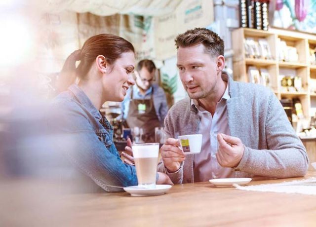 Mann und Frau trinken Kaffee geniessen lachen Freude Cappuccino Espresso Kaffeerösterei