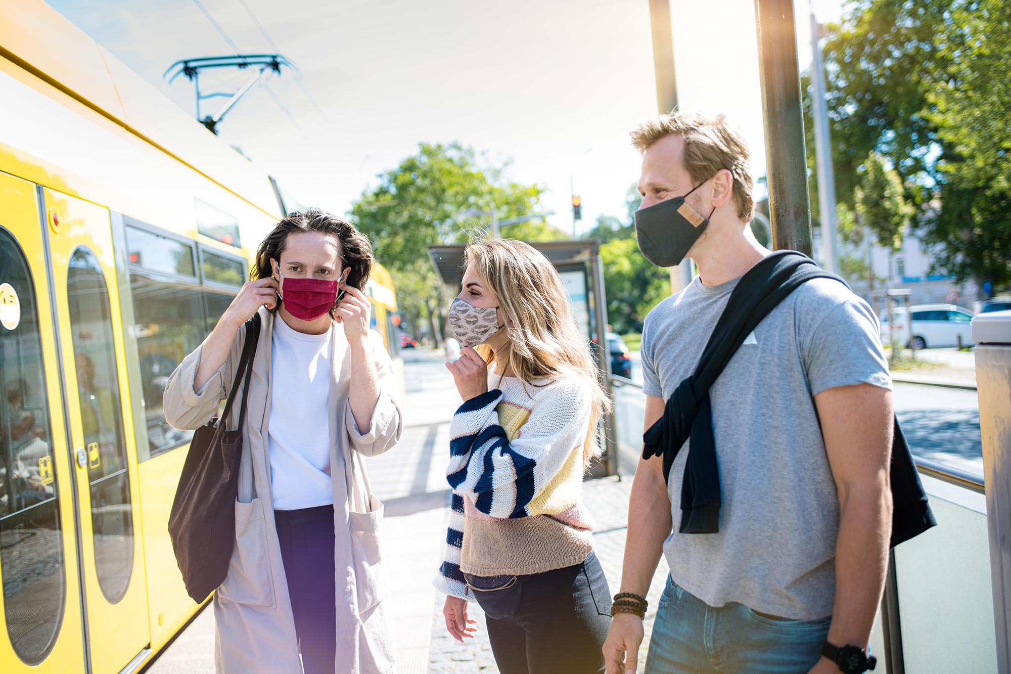 Werbefotografie junge Leute mit Maske Verkehrsbetriebe junge Fahrer DVB AG
